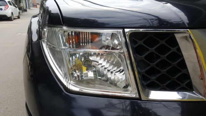 Nhà em bán xe bán tải Nissan Navara sx 2013 màu đen 2 cầu xe nhập khẩu