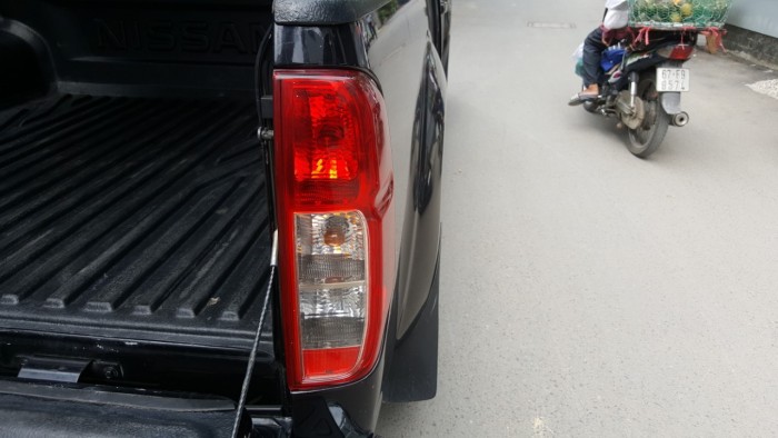 Nhà em bán xe bán tải Nissan Navara sx 2013 màu đen 2 cầu xe nhập khẩu