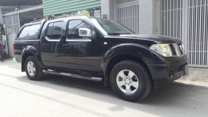Nhà em bán xe bán tải Nissan Navara sx 2013 màu đen 2 cầu xe nhập khẩu
