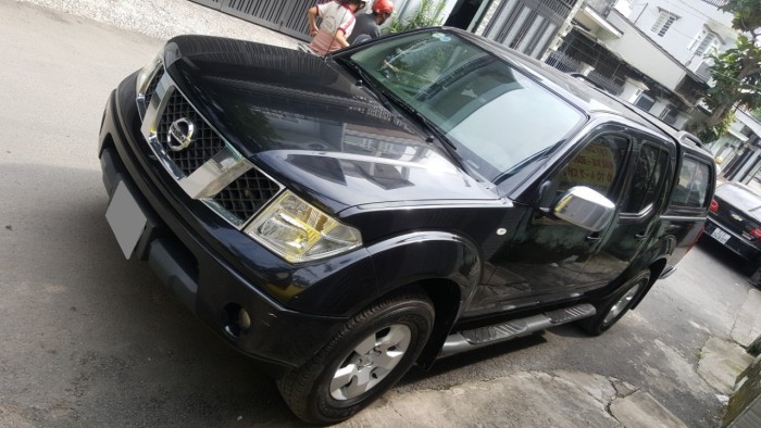 Nhà em bán xe bán tải Nissan Navara sx 2013 màu đen 2 cầu xe nhập khẩu