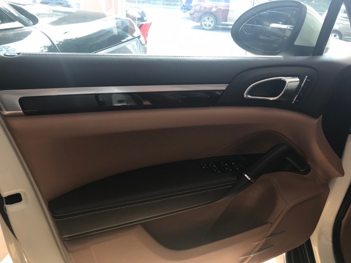 Bán Porsche Cayenne 3.6 màu trắng sản xuất 2011 xe mới chạy 3.7 vạn.đẹp không lỗi lầm