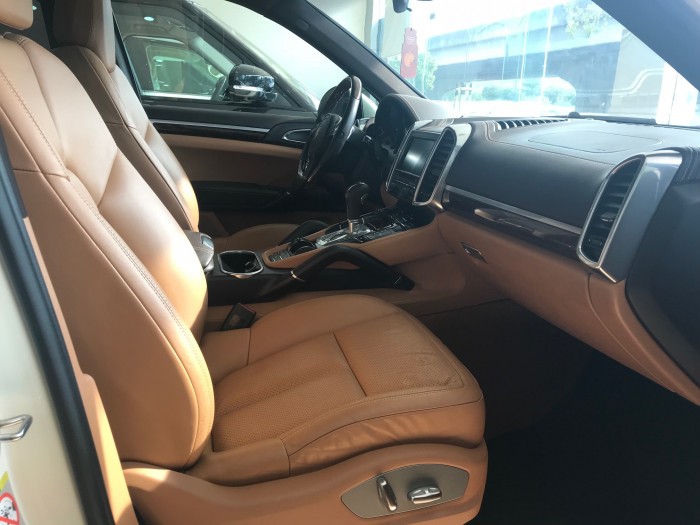 Bán Porsche Cayenne 3.6 màu trắng sản xuất 2011 xe mới chạy 3.7 vạn.đẹp không lỗi lầm