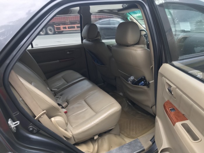 Bán xe Fortuner đời 2010 tự động hai cầu xe chính chủ mua từ đầu đẹp.