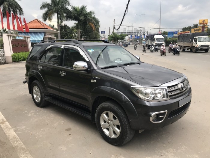 Bán xe Fortuner đời 2010 tự động hai cầu xe chính chủ mua từ đầu đẹp.