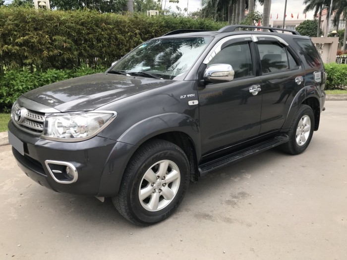 Bán xe Fortuner đời 2010 tự động hai cầu xe chính chủ mua từ đầu đẹp.