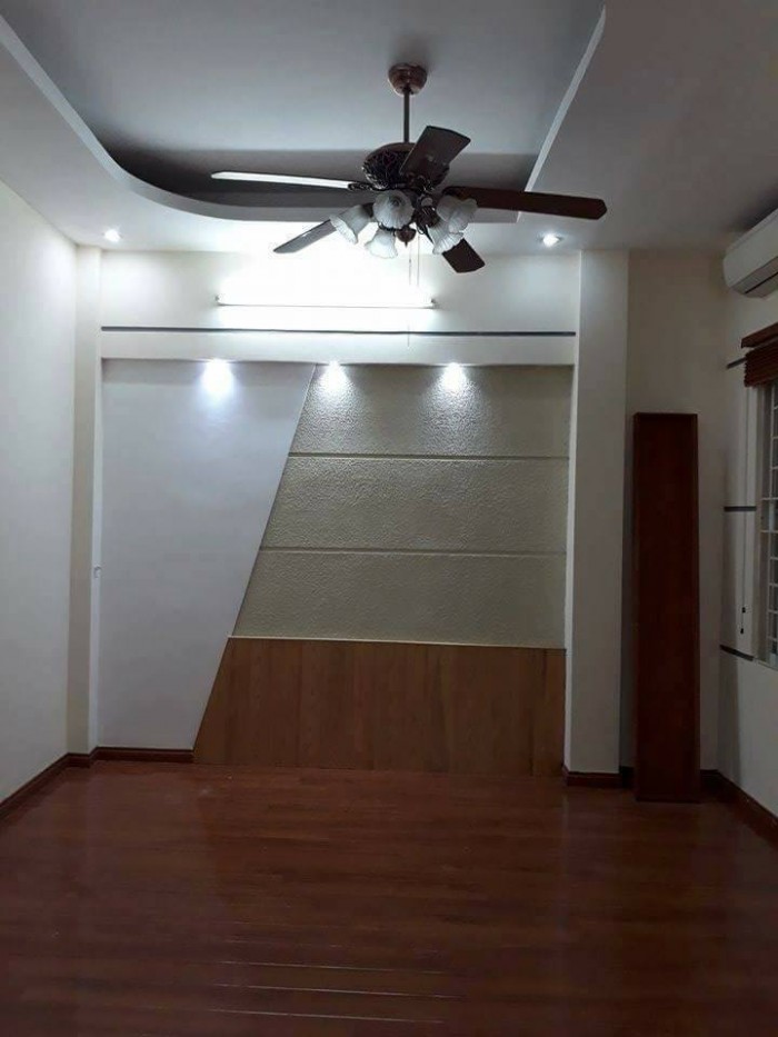 Bán nhà Đường Láng, quận Đống Đa, 45m2x5t, gần đường lớn.