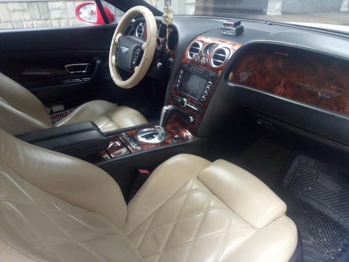 Kẹt tiền bán Siêu xe Bentley Continental GT Sport V12 tự động màu trắng đỏ
