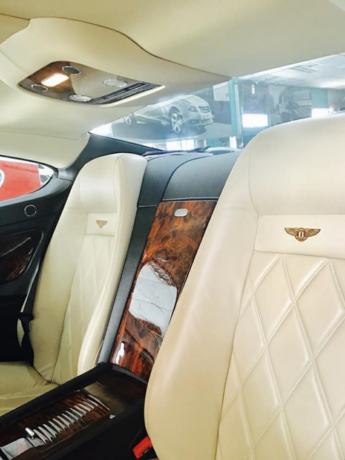Kẹt tiền bán Siêu xe Bentley Continental GT Sport V12 tự động màu trắng đỏ