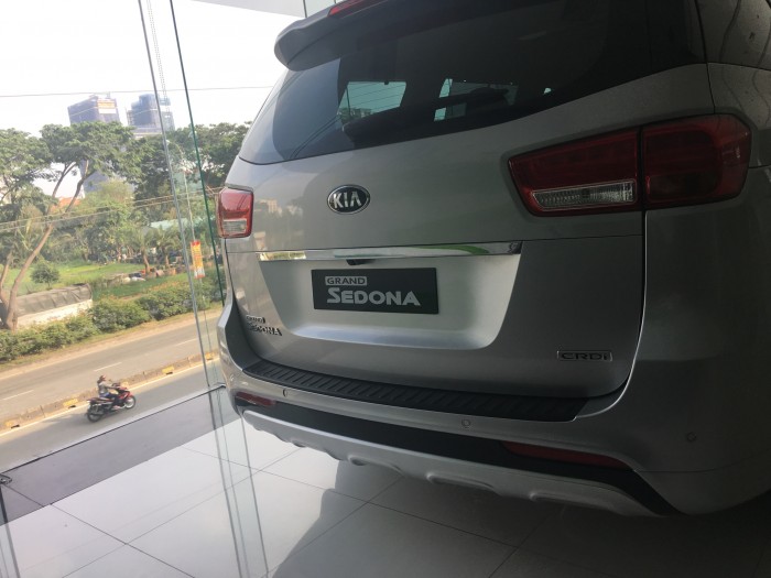 Xe KiA SEDONA 2.2 DATH 2018 màu bạc