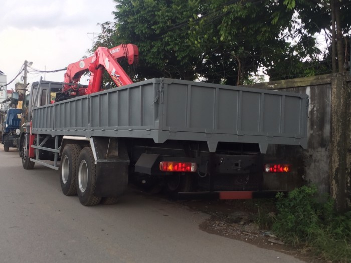 Xe 3 chân Auman 2 cầu gắn cẩu Unic 5 tấn 4 khúc