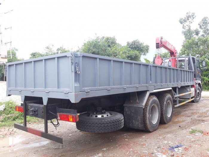 Xe 3 chân Auman 2 cầu gắn cẩu Unic 5 tấn 4 khúc