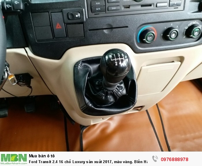 Ford Transit 2.4 16 chỗ Luxury sản xuất 2017, màu vàng. Biển Hà Nội