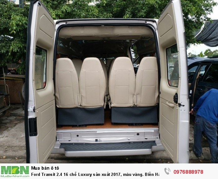 Ford Transit 2.4 16 chỗ Luxury sản xuất 2017, màu vàng. Biển Hà Nội