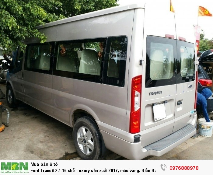 Ford Transit 2.4 16 chỗ Luxury sản xuất 2017, màu vàng. Biển Hà Nội