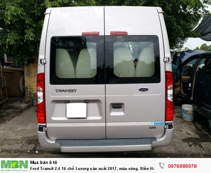 Ford Transit 2.4 16 chỗ Luxury sản xuất 2017, màu vàng. Biển Hà Nội