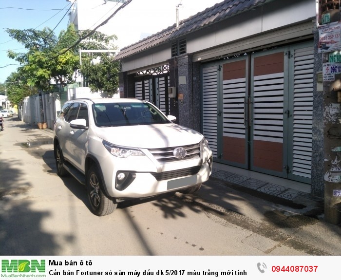 Cần bán Fortuner sô sàn máy dầu dk 5/2017 màu trắng mới tinh như hãng