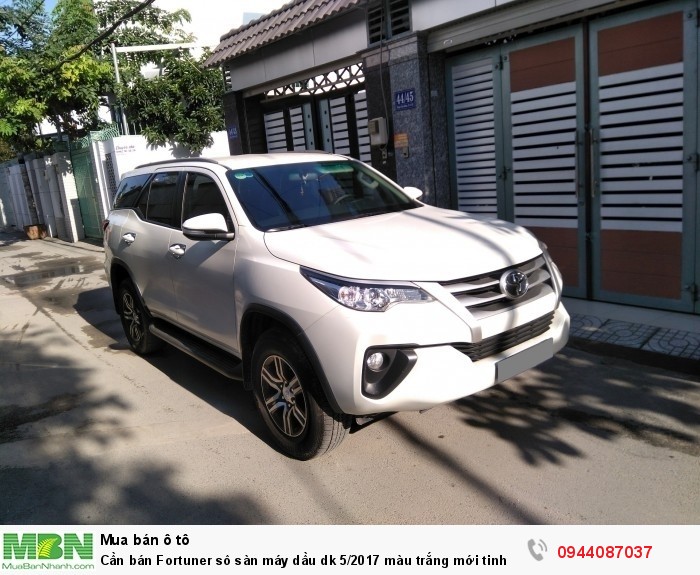 Cần bán Fortuner sô sàn máy dầu dk 5/2017 màu trắng mới tinh như hãng