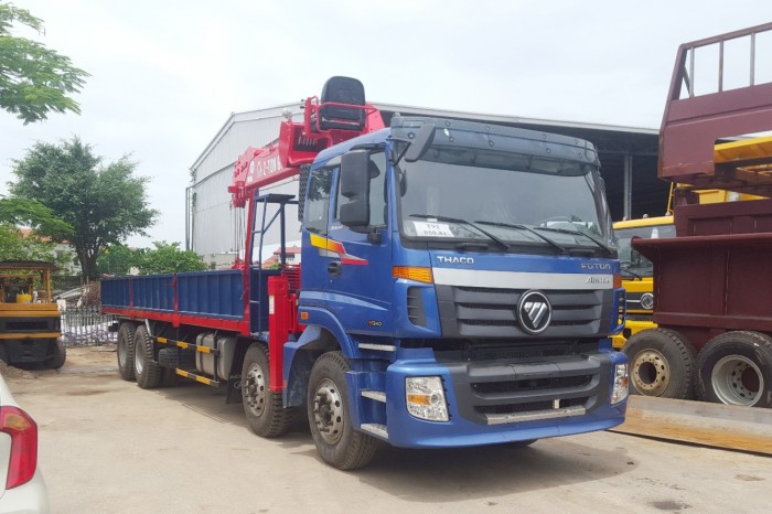 Xe tải Thaco Auman 4 chân C300B gắn cẩu 7 tấn Atom
