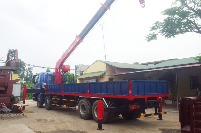 Xe tải Thaco Auman 4 chân C300B gắn cẩu 7 tấn Atom