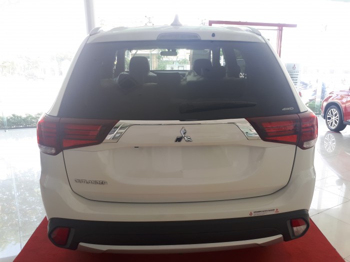 Mitsubishi Outlander mới nhập Nhật,phiên bản cao cấp giá chỉ 1 tỉ 78 triệu đồng.