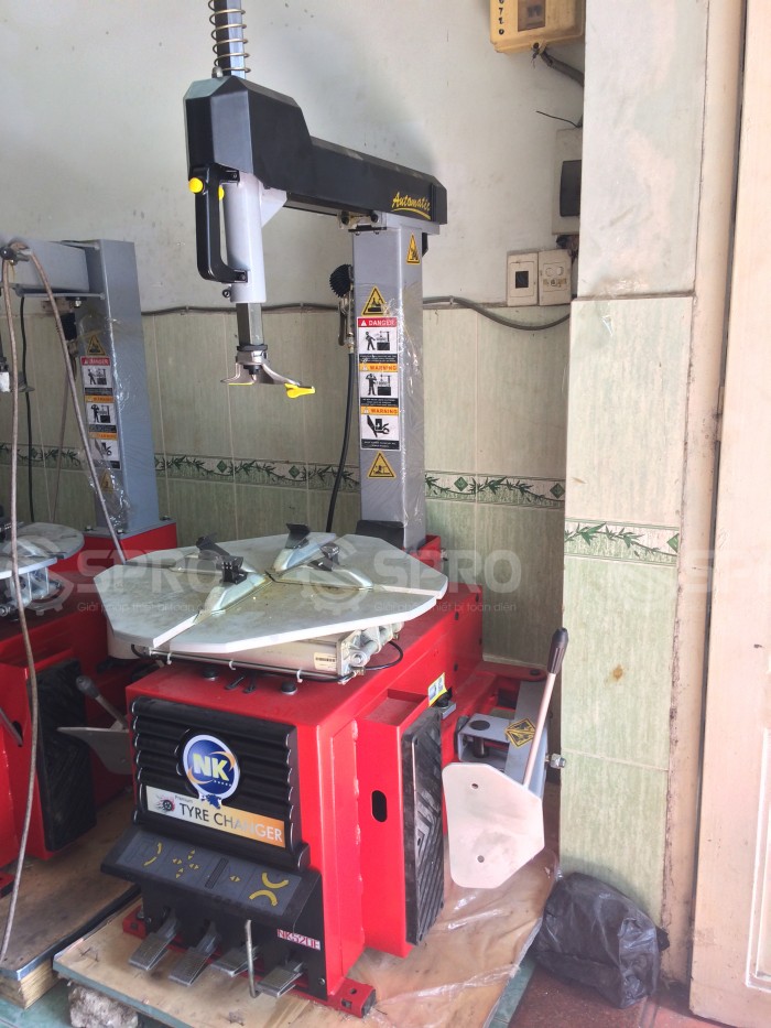 Máy tháo vỏ xe du lịch, máy ra vào lốp ô tô con, giao tận nơi