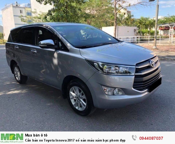 Cần bán xe Toyota Innova 2017 số sàn màu xám bạc phom đẹp