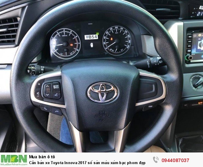 Cần bán xe Toyota Innova 2017 số sàn màu xám bạc phom đẹp