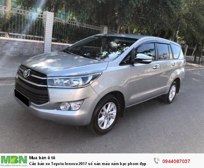 Cần bán xe Toyota Innova 2017 số sàn màu xám bạc phom đẹp