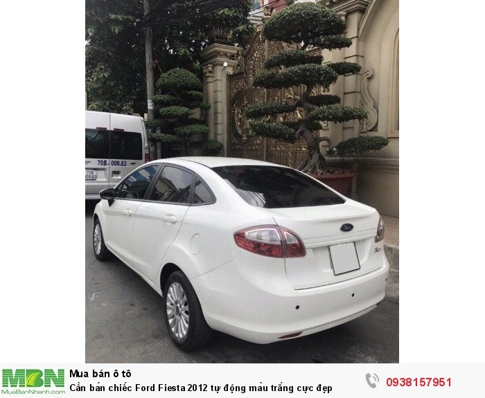 Cần bán chiếc Ford Fiesta 2012 tự động màu trắng cực đẹp