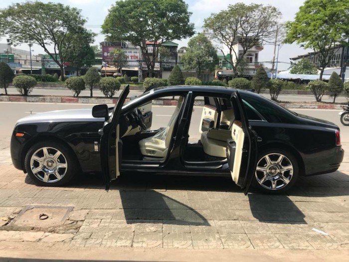 Cần bán xe Rolls-Royce Ghost 2010 màu đen vip động cơ V12 6.6l twin turbo