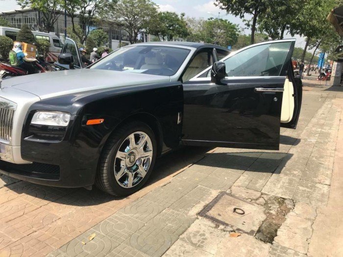 Cần bán xe Rolls-Royce Ghost 2010 màu đen vip động cơ V12 6.6l twin turbo