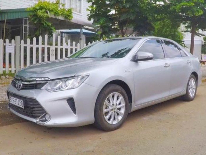 Dư xe nên cho thuê chiếc Toyota Camry 2015 biển kiểm soát 51F 314.50 và chiếc Kia Morning RIO 2016