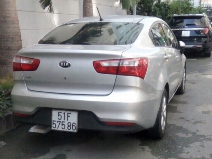 Dư xe nên cho thuê chiếc Toyota Camry 2015 biển kiểm soát 51F 314.50 và chiếc Kia Morning RIO 2016