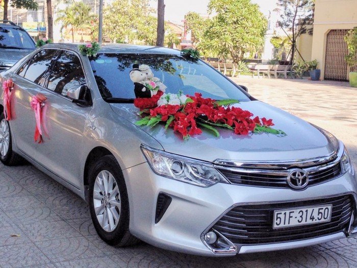 Dư xe nên cho thuê chiếc Toyota Camry 2015 biển kiểm soát 51F 314.50 và chiếc Kia Morning RIO 2016