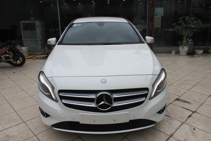 Mercedes A200 màu trắng, sản xuất 2013, xe còn rất mới.