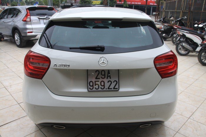 Mercedes A200 màu trắng, sản xuất 2013, xe còn rất mới.