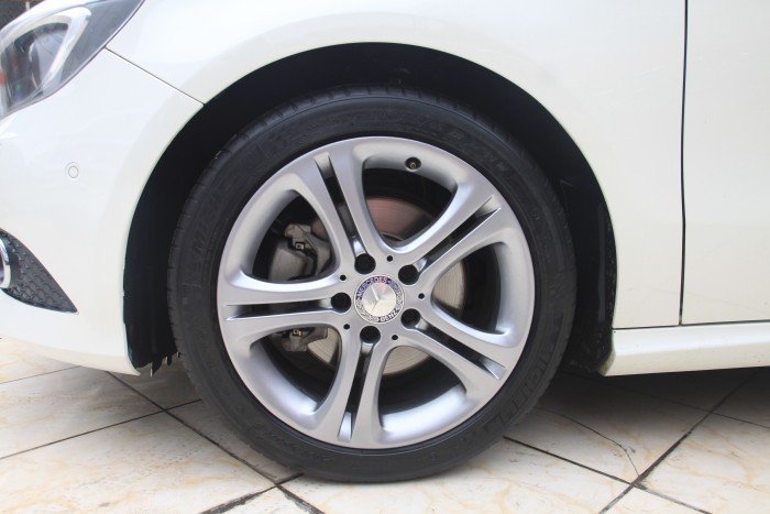 Mercedes A200 màu trắng, sản xuất 2013, xe còn rất mới.
