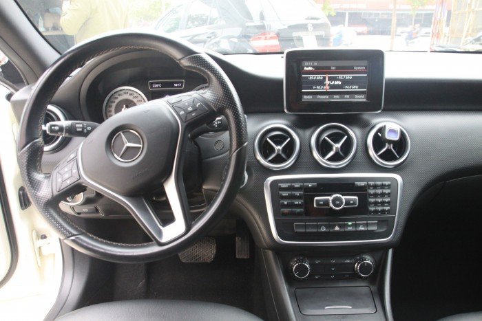Mercedes A200 màu trắng, sản xuất 2013, xe còn rất mới.