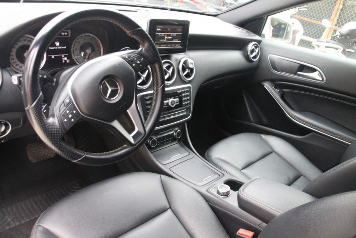 Mercedes A200 màu trắng, sản xuất 2013, xe còn rất mới.