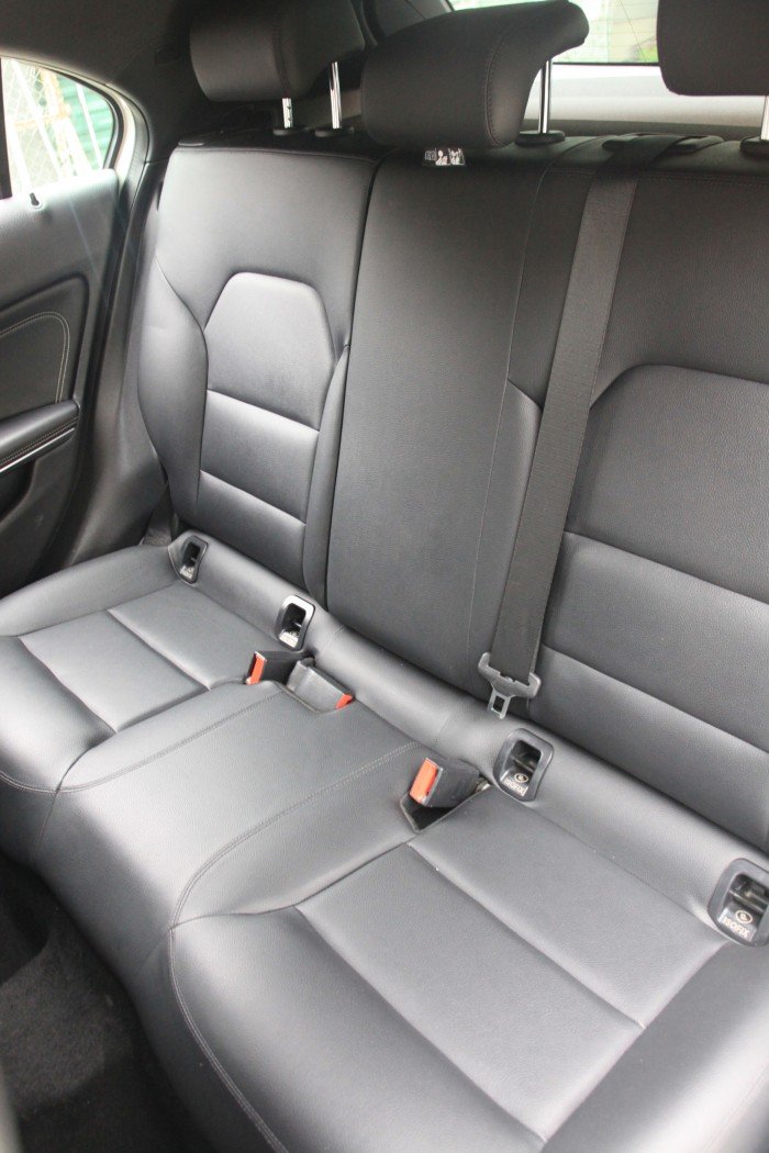 Mercedes A200 màu trắng, sản xuất 2013, xe còn rất mới.