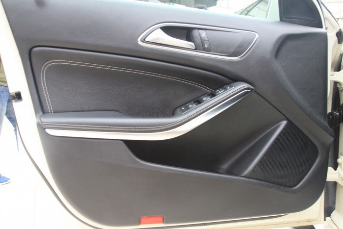 Mercedes A200 màu trắng, sản xuất 2013, xe còn rất mới.