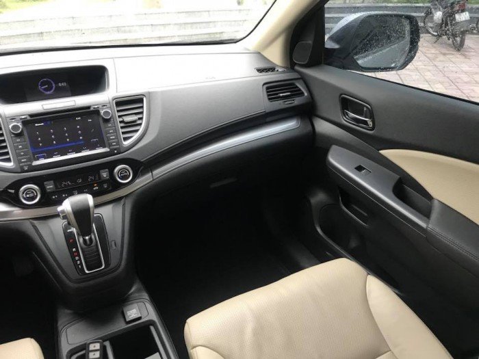 HONDA CR-V 2.0AT 2015, màu bạc, nội thất kem, số tự động.