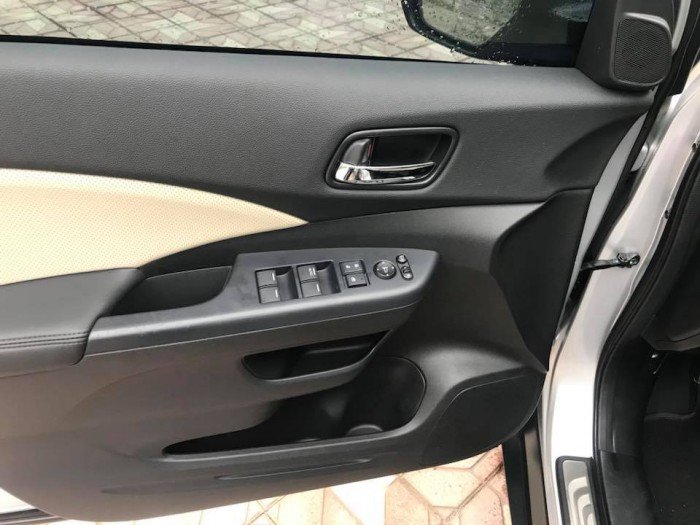 HONDA CR-V 2.0AT 2015, màu bạc, nội thất kem, số tự động.