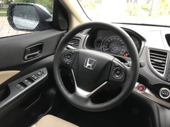 HONDA CR-V 2.0AT 2015, màu bạc, nội thất kem, số tự động.