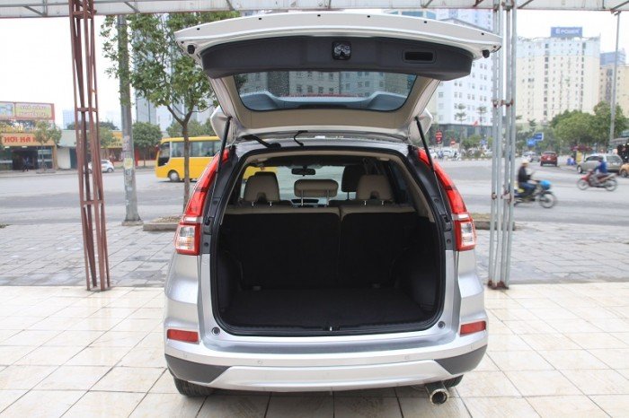HONDA CR-V 2.0AT 2015, màu bạc, nội thất kem, số tự động.