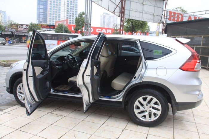 HONDA CR-V 2.0AT 2015, màu bạc, nội thất kem, số tự động.