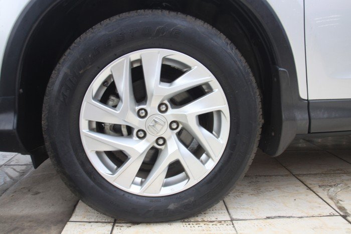 HONDA CR-V 2.0AT 2015, màu bạc, nội thất kem, số tự động.