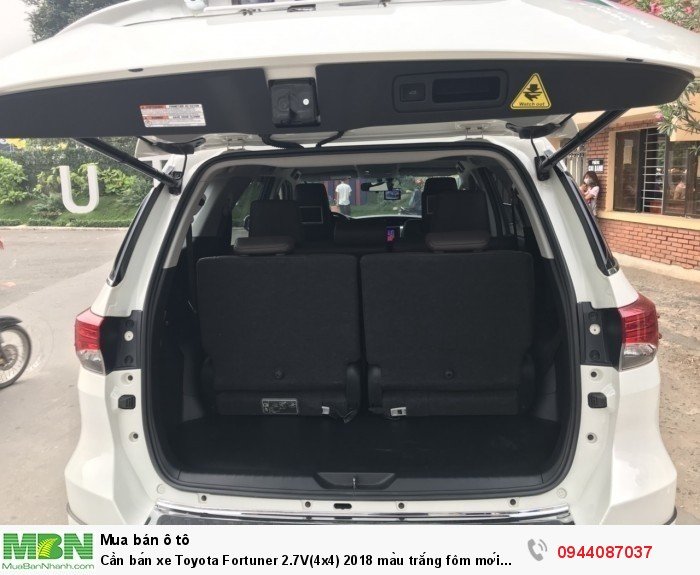Cần bán xe Toyota Fortuner 2.7V(4x4) 2018 màu trắng fôm mới cực đẹp