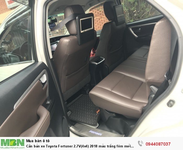Cần bán xe Toyota Fortuner 2.7V(4x4) 2018 màu trắng fôm mới cực đẹp