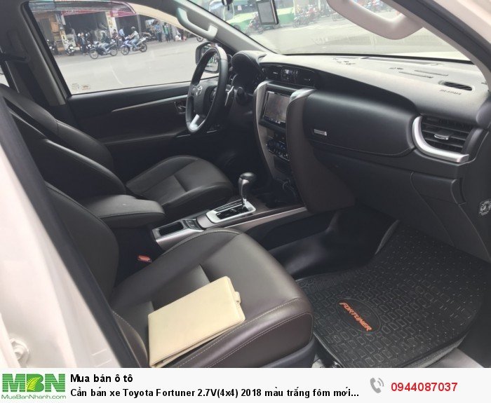 Cần bán xe Toyota Fortuner 2.7V(4x4) 2018 màu trắng fôm mới cực đẹp